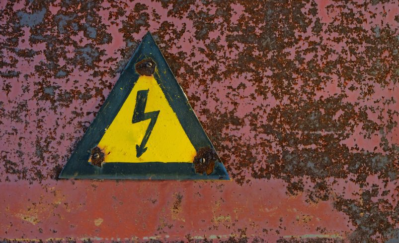 ¿Qué materiales resisten la corrosión y los productos químicos?